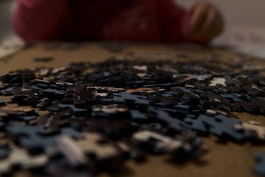 Bir yapbozun küçük parçaları, meydan okuyucu bir masa oyunu.