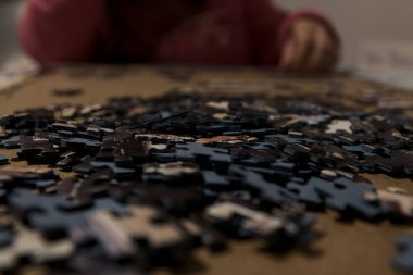 Bir yapbozun küçük parçaları, meydan okuyucu bir masa oyunu.