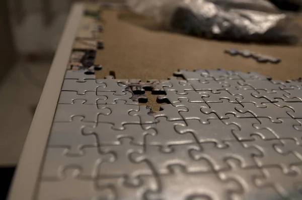 Kleine Puzzleteile, ein herausforderndes Brettspiel. — Stockfoto