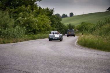 Eski model araba bin mil 2015 yarış 