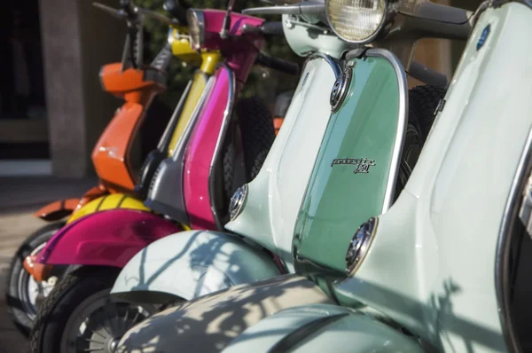 Vespa et lambretta vintage — Photo