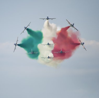  İtalyan gösteri ekibi Frecce Tricolori hava göster