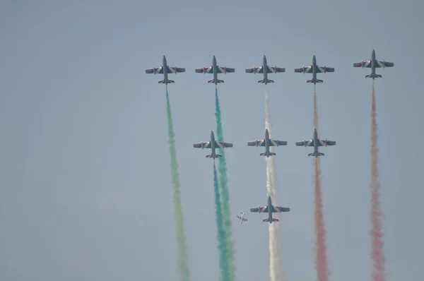 A equipe de demonstração italiana Frecce Tricolori show aéreo — Fotografia de Stock