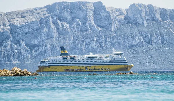 Sardinië ferris veerboot navigeren tussen het eiland van piombino naar golfo aranci — Stockfoto