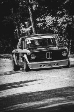 PESARO, İTALYA - 11 OTT 2020 SAN BARTOLO PARK VINTAGE CAR BMW 2002 TI