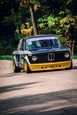 PESARO, İTALYA - 11 OTT 2020 SAN BARTOLO PARK VINTAGE CAR BMW 2002 TI