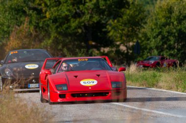 CAGLI, ITALY - OTT 24 - 2020: FERRARI f40 Mille Miglia 2020 rallisinde eski bir yarış arabası üzerinde ünlü İtalyan tarihi yarışı (1927-1957))
