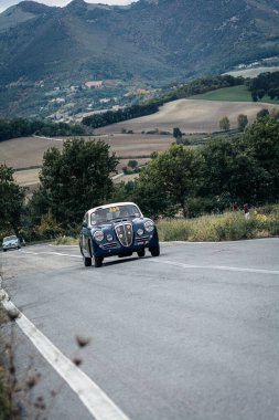 CAGLI, ITALY - OTT 24 - 2020: LANCIA AURELIA B20 G20 GT 2500 1953 Mille Miglia 2020 rallisindeki eski bir yarış arabası üzerine ünlü İtalyan tarihi yarışı (1927-1957))