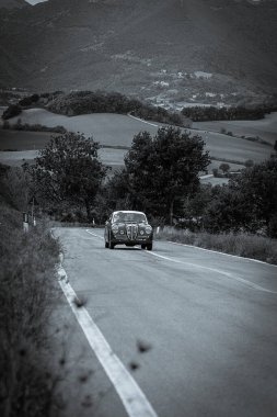 CAGLI, ITALY - OTT 24 - 2020: LANCIA AURELIA B20 G20 GT 2500 1953 Mille Miglia 2020 rallisindeki eski bir yarış arabası üzerine ünlü İtalyan tarihi yarışı (1927-1957))