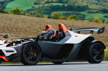 CAGLI, ITALY - OTT 24 - 2020: CAGLI, ITALY - OTT 24 - 2020: Mille Miglia 2020 rallisindeki eski bir yarış arabası üzerinde KTM X-Bow ünlü İtalyan tarihi yarışı (1927-1957)
