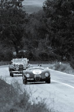 CAGLI, ITALY - OTT 24 - 2020: JAGUAR C-TYPE 1952 ALVIS Speed 20 SB 1934 Mille Miglia 2020 rallisinde eski bir yarış arabası ünlü İtalyan tarihi yarışı (1927-1957))