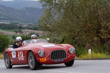 CAGLI, ITALY - OTT 24 - 2020: GILCO-FONTANA FIAT 1100 SPORT 1950 Mille Miglia 2020 rallisinde eski bir yarış arabası üzerinde ünlü italyan tarihi yarışı (1927-1957))