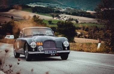 CAGLI, ITALY - OTT 24 - 2020: ORSCHE356 Bir 1600 COUP1956 Mille Miglia 2020 rallisinde eski bir yarış arabası üzerinde ünlü İtalyan tarihi yarışı (1927-1957)