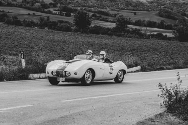CAGLI, ITALY - OTT 24 - 2020: ARNOLT BRISTOL BOLIDE 1954 Mille Miglia 2020 rallisinde eski bir yarış arabası üzerine ünlü İtalyan tarihi yarışı (1927-1957)