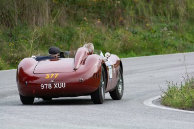 CAGLI, ITALY - OTT 24 - 2020: MASERATI 200 SI1956 Mille Miglia 2020 rallisinde eski bir yarış arabası üzerinde ünlü İtalyan tarihi yarışı (1927-1957))