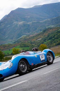 CAGLI, ITALY - OTT 24 - 2020: MASERATI 200 S1955 Mille Miglia 2020 rallisinde eski bir yarış arabası üzerine ünlü İtalyan tarihi yarışı (1927-1957))