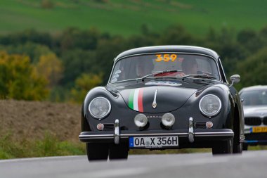 CAGLI, ITALY - OTT 24 - 2020: ORSCHE356 Bir 1600 COUP1956 Mille Miglia 2020 rallisinde eski bir yarış arabası üzerinde ünlü İtalyan tarihi yarışı (1927-1957)