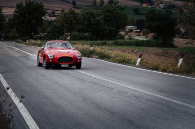 CAGLI, ITALY - OTT 24 - 2020: FERRARI 250 MM BERLINETTA PINIFARINA 1953 Mille Miglia 2020 rallisinde eski bir yarış arabası üzerine ünlü İtalyan tarihi yarışı (1927-1957))