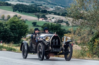 CAGLI, ITALY - OTT 24 - 2020: BUGATTI T23 BRESCIA 1923 Mille Miglia 2020 rallisinde eski bir yarış arabası üzerinde ünlü İtalyan tarihi yarışı (1927-1957))