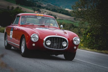 CAGLI, ITALY - OTT 24 - 2020: FERRARI 212 INTER EUROPA 1953 Mille Miglia 2020 rallisinde eski bir yarış arabası üzerine ünlü İtalyan tarihi yarışı (1927-1957))