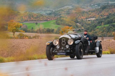 CAGLI, İtalya - OTT 24 - 2020: BENTLEY Hız 8 LE MANS 1947 Mille Miglia 2020 rallisinde eski bir yarış arabası ünlü İtalyan tarihi yarışı (1927-1957))