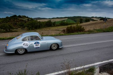 CAGLI, ITALY - OTT 24 - 2020: ASTON MARTIN DBS 2019 Mille Miglia 2020 rallisinde eski bir yarış arabası üzerinde ünlü İtalyan tarihi yarışı (1927-1957))