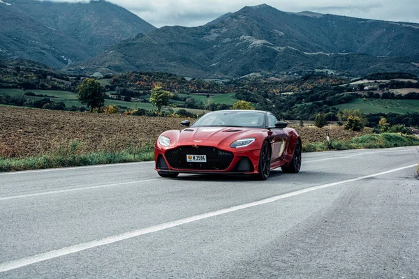 Cagli Włochy Ott 2020 Aston Martin Dbs 2019 Starym Samochodzie — Zdjęcie stockowe