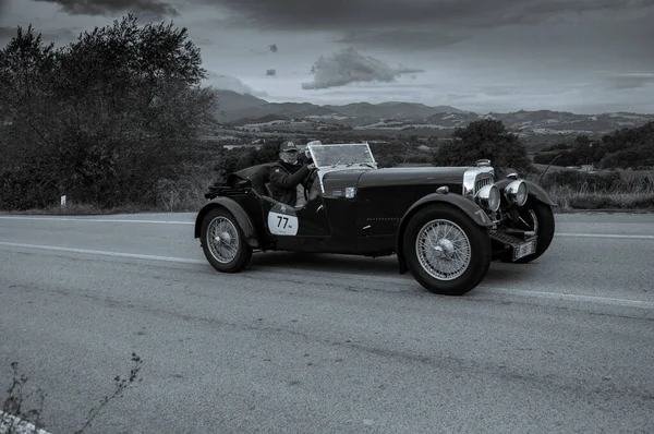 Cagli イタリア Ott 2020 アストンマーティン国際1934年ラリーで古いレースカーでミル ミリア2020有名なイタリアの歴史的なレース 1927年 1957年 — ストック写真