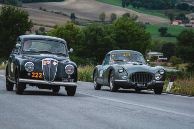 CAGLI, ITALY - OTT 24 - 2020: LANCIA APPIA 1953 FIAT 8V 1954 Mille Miglia 2020 rallisinde eski bir yarış arabası üzerinde ünlü İtalyan tarihi yarışı (1927-1957))
