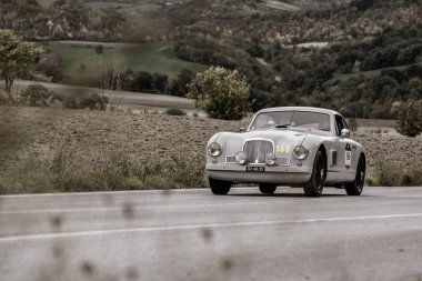 CAGLI, İtalya - OTT 24 - 2020: ASTON MARTIN DB 2 1950 Mille Miglia 2020 rallisinde eski bir yarış arabası üzerinde ünlü İtalyan tarihi yarışı (1927-1957))