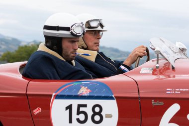 CAGLI, ITALY - OTT 24 - 2020: GILCO-FONTANA FIAT 1100 SPORT 1950 Mille Miglia 2020 rallisinde eski bir yarış arabası üzerinde ünlü italyan tarihi yarışı (1927-1957))