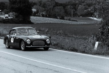 CAGLI, ITALY - OTT 24 - 2020: CISITALIA 202 SC BERLINETTA PININ FARINA 1949 Mille Miglia 2020 rallisindeki eski bir yarış arabası hakkında ünlü İtalyan tarihi yarışı (1927-1957))