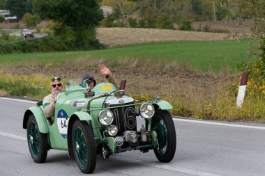 CAGLI, ITALY - OTT 24 - 2020: MG C-TYPE 1931 Mille Miglia 2020 rallisinde eski bir yarış arabası üzerinde ünlü İtalyan tarihi yarışı (1927-1957))