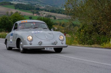 CAGLI, ITALY - OTT 24 - 2020: PORSCHE 356 1500 SUPER COUP 1953 rallideki eski bir yarış arabası Mille Miglia 2020 ünlü İtalyan tarihi yarışı (1927-1957))