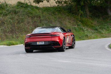 CAGLI, ITALY - OTT 24 - 2020: ASTON MARTIN DBS 2019 Mille Miglia 2020 rallisinde eski bir yarış arabası üzerinde ünlü İtalyan tarihi yarışı (1927-1957))
