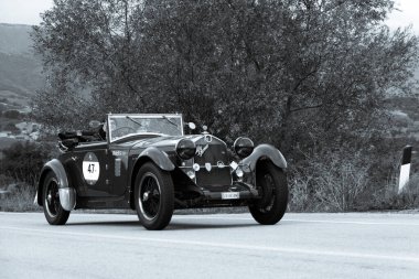 CAGLI, ITALY - OTT 24 - 2020: ALFA ROMEO 6C 1750 SS YOUNG 1929 Mille Miglia 2020 rallisinde eski bir yarış arabası üzerinde ünlü İtalyan tarihi yarışı (1927-1957))