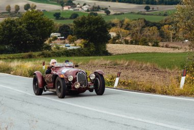 CAGLI, ITALY - OTT 24 - 2020: ALFA ROMEO8C 2900 Mille Miglia 2020 rallisindeki eski bir yarış arabası hakkında bir BOTTICELLA1936 Ünlü İtalyan tarihi yarışı (1927-1957))