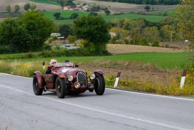 CAGLI, ITALY - OTT 24 - 2020: ALFA ROMEO8C 2900 Mille Miglia 2020 rallisindeki eski bir yarış arabası hakkında bir BOTTICELLA1936 Ünlü İtalyan tarihi yarışı (1927-1957))