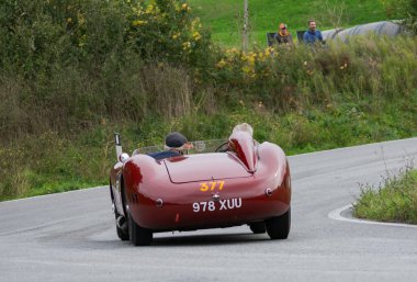 CAGLI, ITALY - OTT 24 - 2020: MASERATI 200 SI1956 Mille Miglia 2020 rallisinde eski bir yarış arabası üzerinde ünlü İtalyan tarihi yarışı (1927-1957))