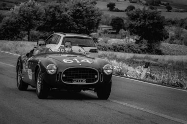 CAGLI, ITALY - OTT 24 - 2020: FERRARI 340 AMERİKA Örümcek ViGNALE1952 Mille Miglia 2020 rallisinde eski bir yarış arabası üzerinde ünlü İtalyan tarihi yarışı (1927-1957))
