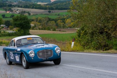 CAGLI, İtalya - OTT 24 - 2020: S.I.A.T.A. DAINA 1400 GRAN SPORT 1952 Mille Miglia 2020 rallisinde eski bir yarış arabası üzerine ünlü İtalyan tarihi yarışı (1927-1957)