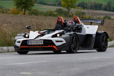 CAGLI, ITALY - OTT 24 - 2020: Mille Miglia 2020 rallisinde eski bir yarış arabası üzerinde KTM X-Bow ünlü İtalyan tarihi yarışı (1927-1957))