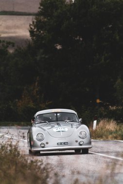 CAGLI, ITALY - OTT 24 - 2020: PORSCHE 356 1500 COUPE 1952 Mille Miglia 2020 rallisinde eski bir yarış arabası üzerinde ünlü İtalyan tarihi yarışı (1927-1957))