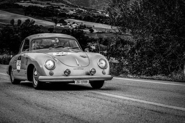 CAGLI, ITALY - OTT 24 - 2020: PORSCHE 356 1500 SUPER COUPE 1953 Mille Miglia 2020 rallisinde eski bir yarış arabası ünlü İtalyan tarihi yarışı (1927-1957))