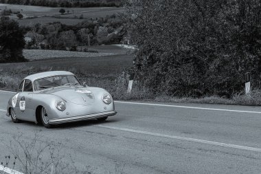 CAGLI, ITALY - OTT 24 - 2020: PORSCHE 356 1500 COUPE 1952 Mille Miglia 2020 rallisinde eski bir yarış arabası üzerinde ünlü İtalyan tarihi yarışı (1927-1957))