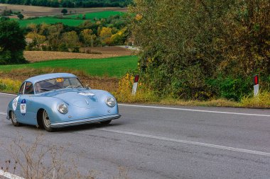 CAGLI, ITALY - OTT 24 - 2020: PORSCHE 356 1500 COUPE 1952 Mille Miglia 2020 rallisinde eski bir yarış arabası üzerinde ünlü İtalyan tarihi yarışı (1927-1957))