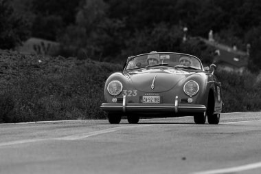 CAGLI, ITALY - OTT 24 - 2020: PORSCHE 356 1500 SPEEDSTER 1955 rallideki eski bir yarış arabası Mille Miglia 2020 ünlü İtalyan tarihi yarışı (1927-1957)