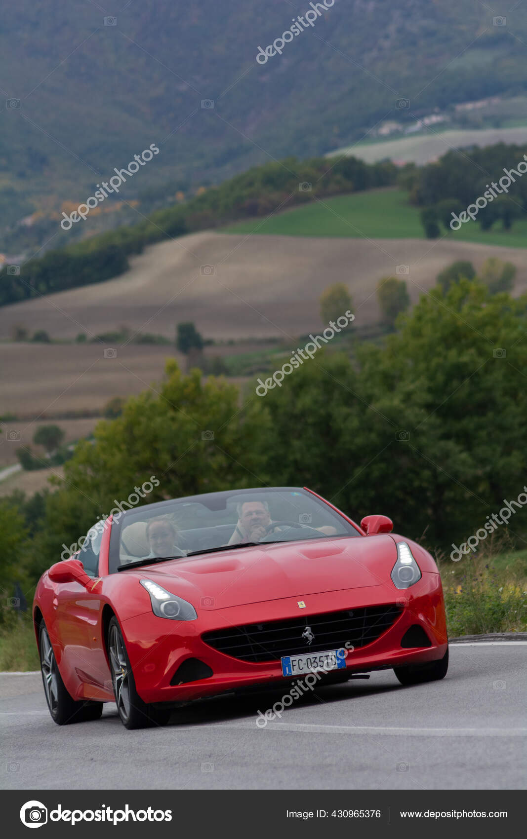 Кагли Италия 2020 Ferrari Portofino Старом Гоночном Автомобиле.