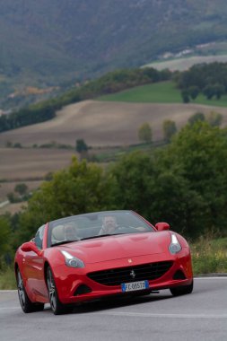 CAGLI, ITALY - OTT 24 - 2020: FERRARI PORTOFINO Mille Miglia 2020 rallisinde eski bir yarış arabası hakkında ünlü İtalyan tarihi yarışı (1927-1957))