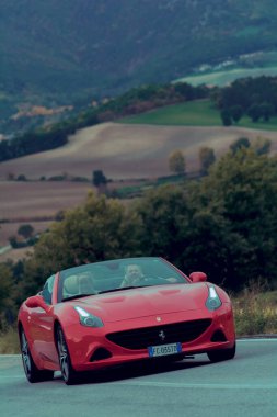 CAGLI, ITALY - OTT 24 - 2020: FERRARI PORTOFINO Mille Miglia 2020 rallisinde eski bir yarış arabası hakkında ünlü İtalyan tarihi yarışı (1927-1957))